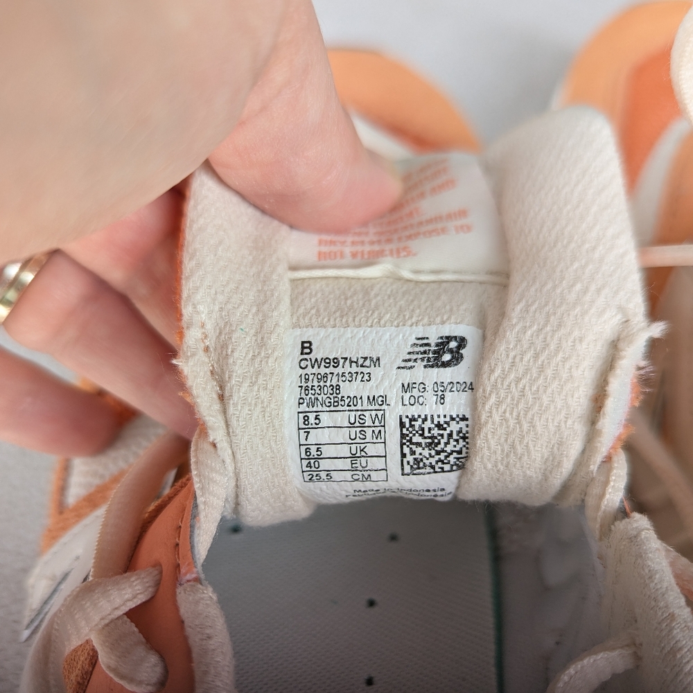New Balance Sneakers, Women's 8.5 or Mens 7, Orange Jogging Shoes - Picture 5 of 11